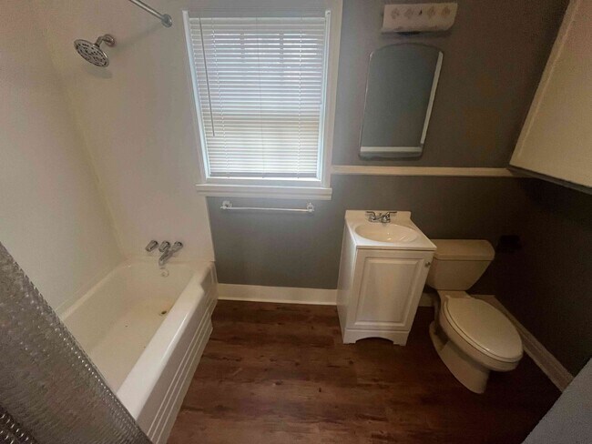 Foto del edificio - 817 Moulton St E