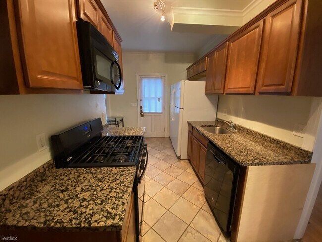 Foto del edificio - 6 br, 2 bath House - 504 Lawrence St Apt 1