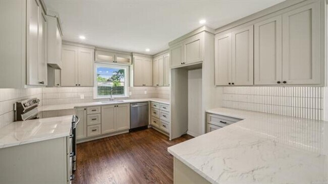 Building Photo - Incredible renovation near 21st & Lewis.