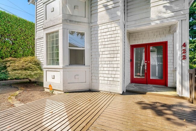 Building Photo - 422 W Raye St