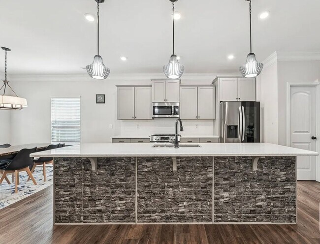 Foto del edificio - Spacious 4BR House in Raleigh