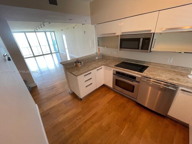 Foto del edificio - 601 NE 36th St