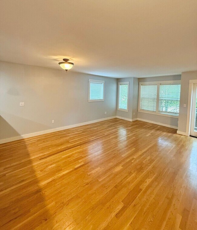 Foto del edificio - Spacious 3 BR North Beacon Hill Townhome w...