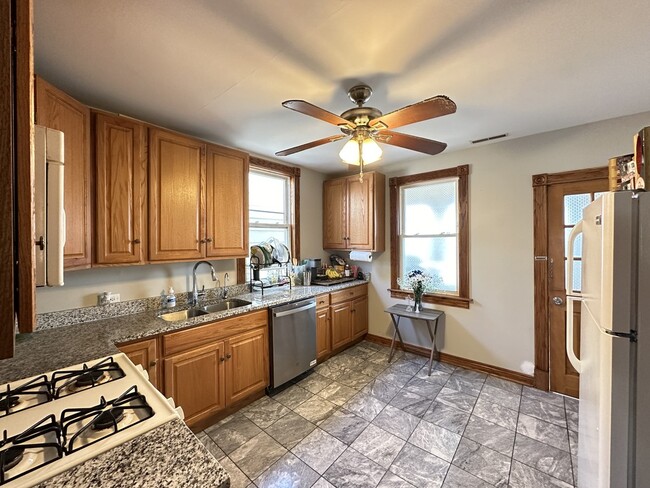 Building Photo - 3532 N Elston Ave
