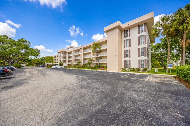 Building Photo - 3151 S Palm Aire Dr