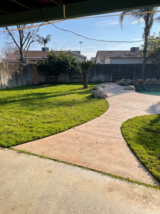 Foto del edificio - 4623 Kaytlain Ave