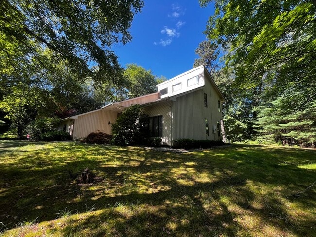 Building Photo - Spacious & Serene 4 Bedroom Country Contem...