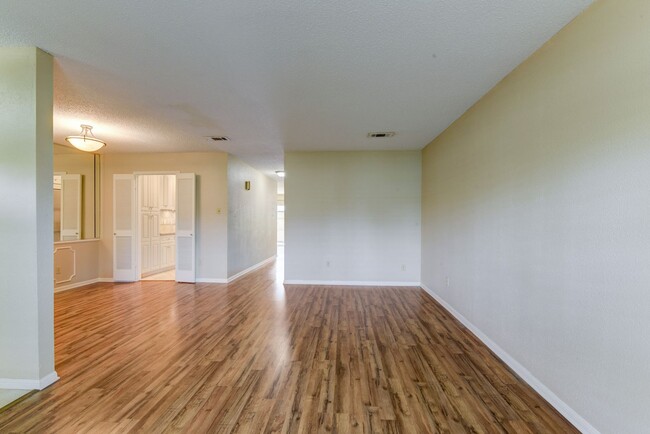 Building Photo - 3 BD / 2.5 BR Townhome in Memorial Club co...