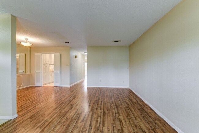 Foto del edificio - 3 BD / 2.5 BR Townhome in Memorial Club co...