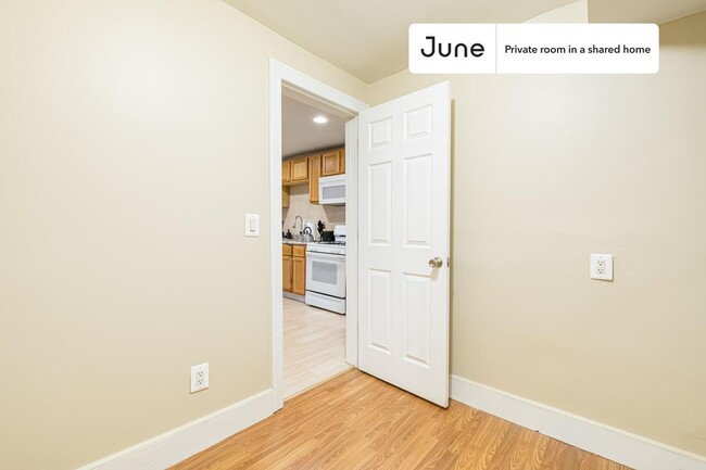 Building Photo - Private bedroom in 3 bed/1 bath Home