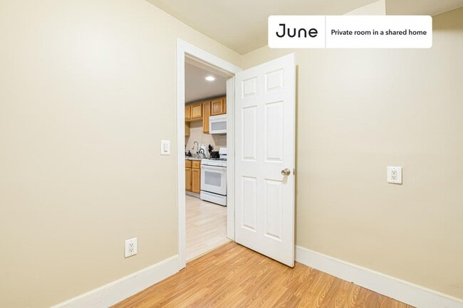 Building Photo - Room in Shared 3 bed/1 bath home