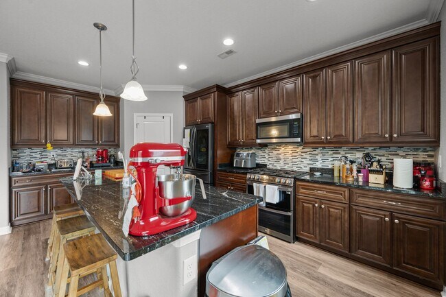 Foto del edificio - Spacious 6-Bedroom Home with Private Backyard in Norfolk