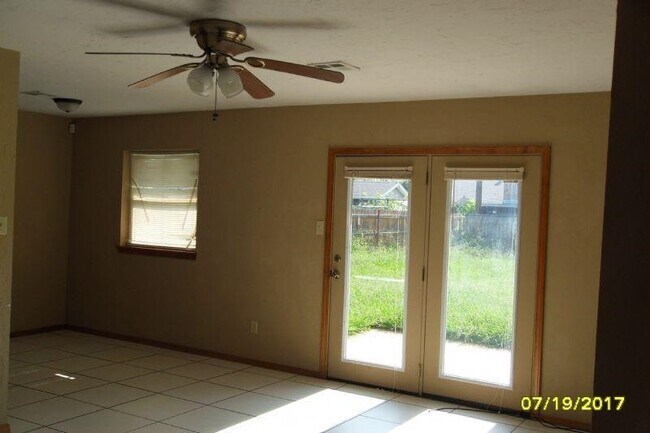 Building Photo - 1441 NW Great Plains Blvd
