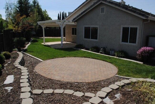 Building Photo - 1630 Begonia Ct