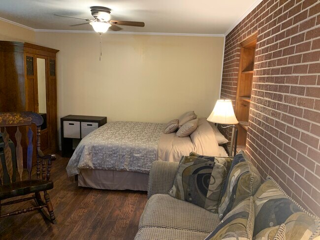 Foto del edificio - 156 Lakeshore Dr