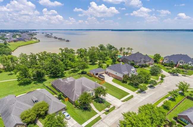 Foto del edificio - 15914 Cedar Shores Ln