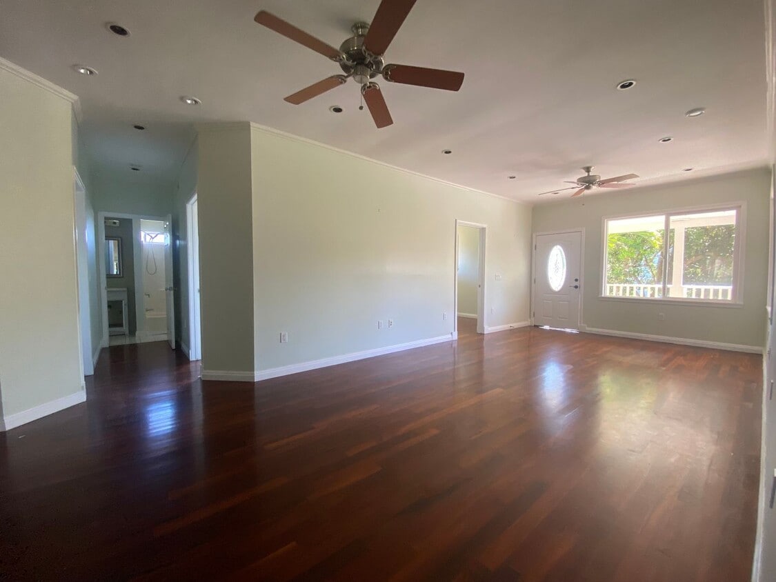 Primary Photo - Adorable large 3 Bed, 2 bath with ocean view