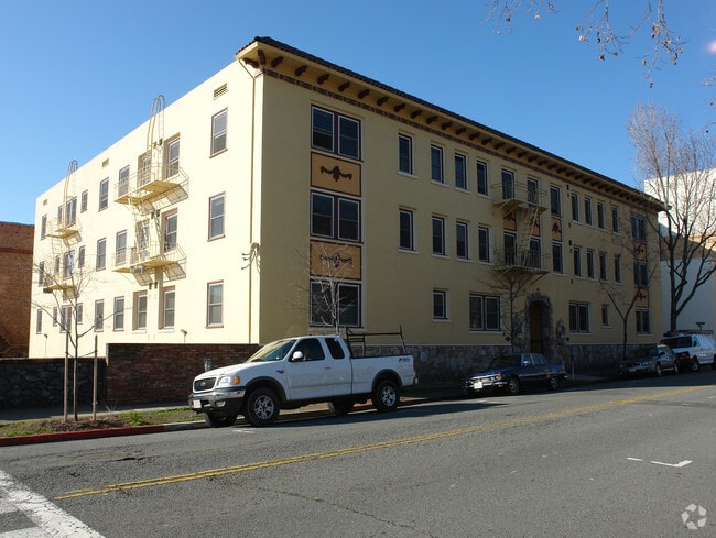 Building Photo - El Rey Apartments