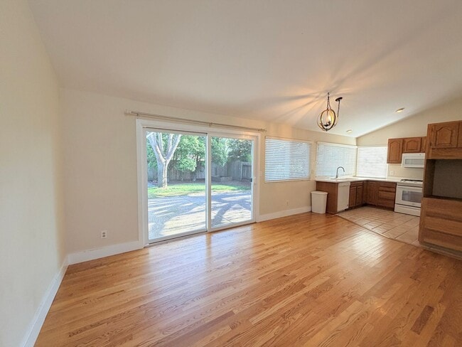 Foto del edificio - Eastside Single-Story Home with Updates & Private Yard