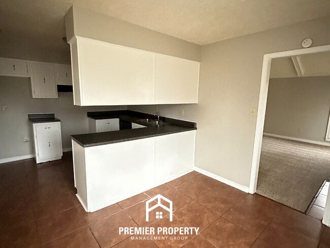 Foto del edificio - Spacious 3BR/2BA Memphis Home w/ Vaulted Ceilings, Fireplace & 2-Car Garage