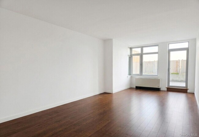 Foto del edificio - 40-28 College Point Blvd