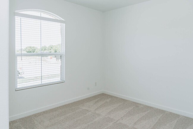 Foto del edificio - 2105 Martins Pond Rd