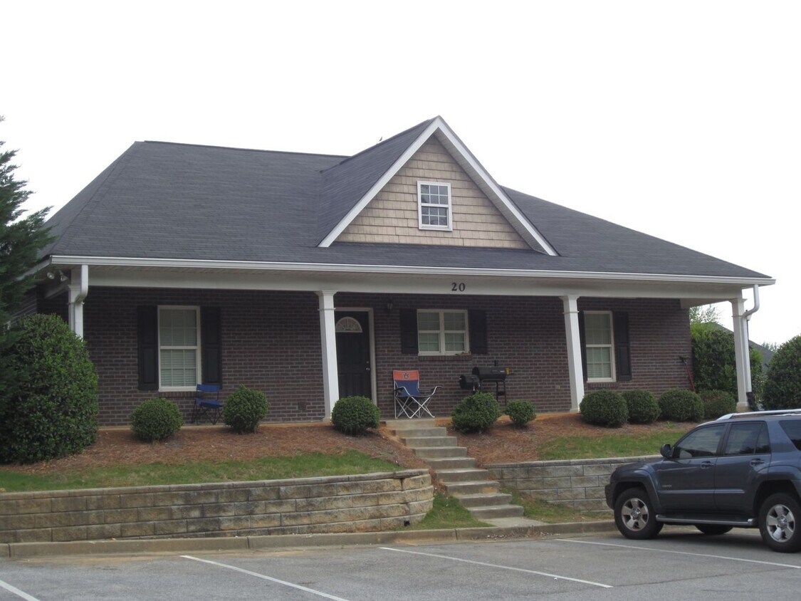 Primary Photo - 807 W Longleaf Dr