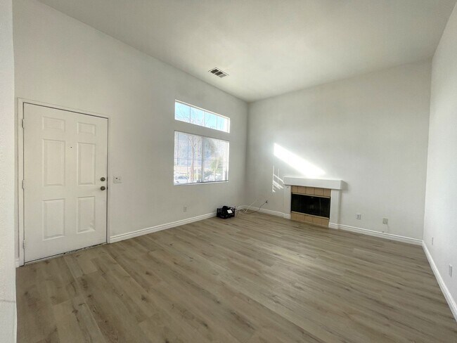Building Photo - AVAILABLE NOW! 4 Bed 2 Bath Remodeled Home...