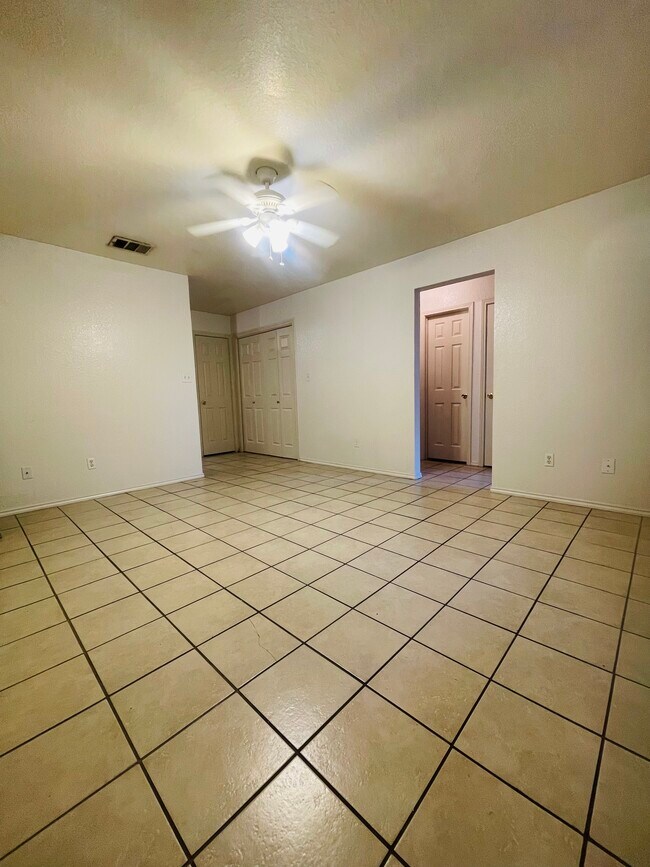 Sala de estar - 2804 Cantabrian Dr