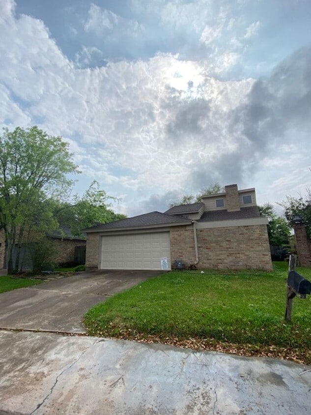 Come and view this open floor plan with much potential. Formal and dining room, granite counters,... - Come and view this open floor plan with much potential. Formal and dining room, granite counters,...