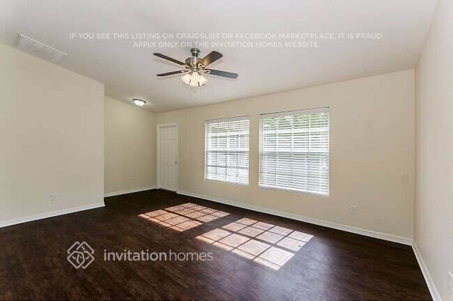Building Photo - 1052 Mosaic St