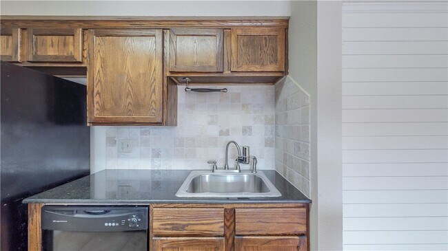 Foto del edificio - 904 University Oaks Blvd