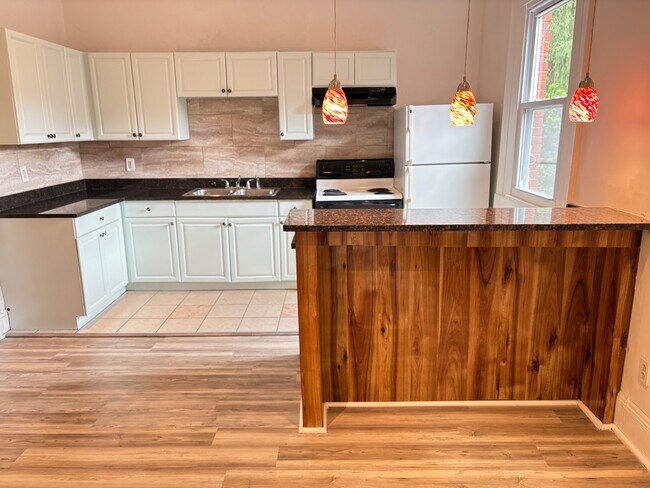 Building Photo - 5809 Hobart St