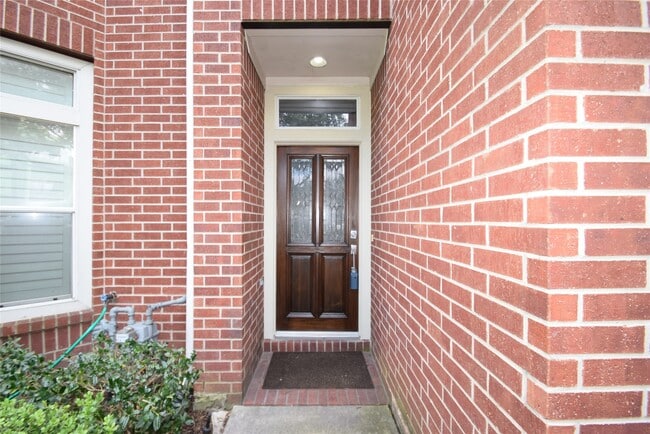 Building Photo - 722 Memorial Heights Dr