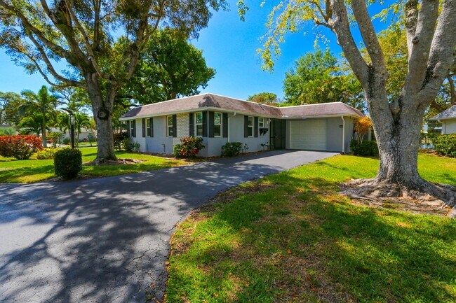 Building Photo - ***ANNUAL RENTAL*** 2BEDS/2BATHS***DOWNTOW...