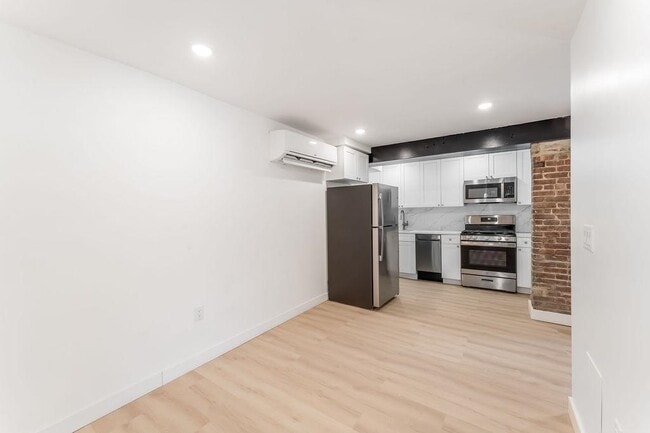 Building Photo - 306 Varick St