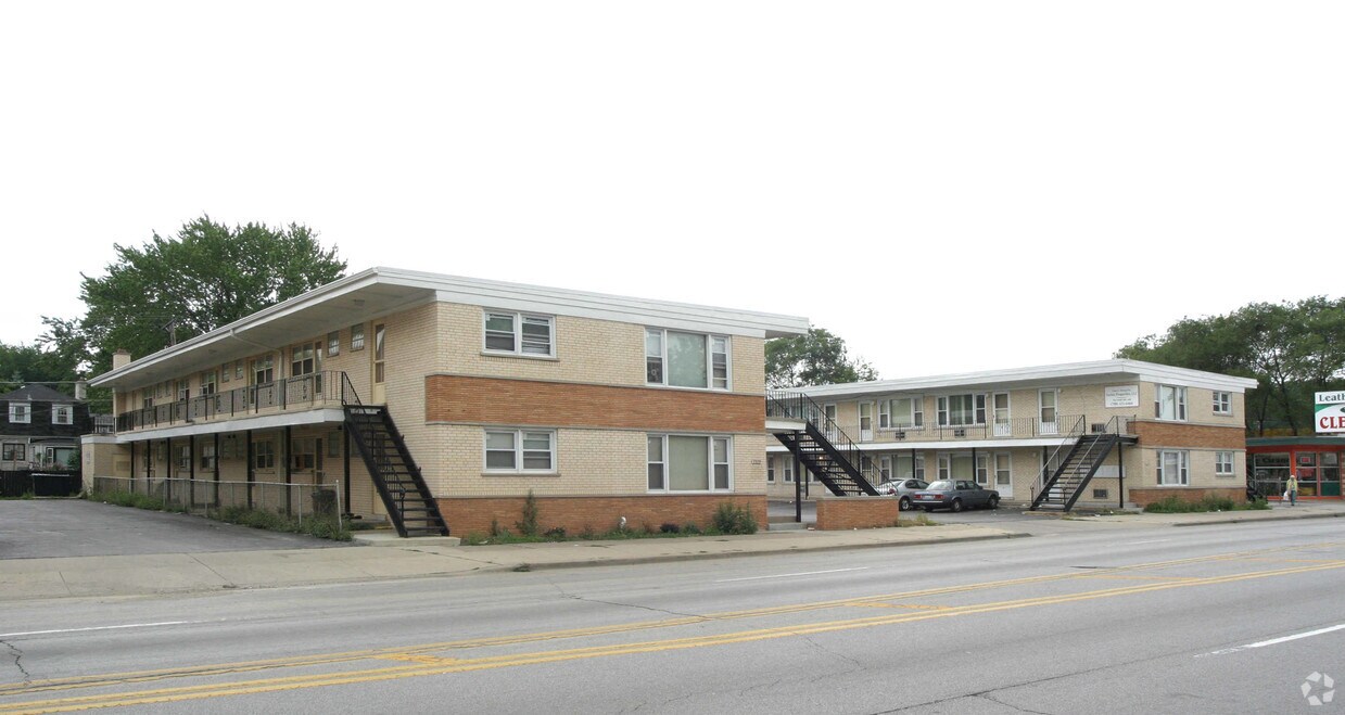 Building Photo - 2329 W 119th St
