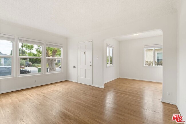Foto del edificio - 7869 Croydon Ave