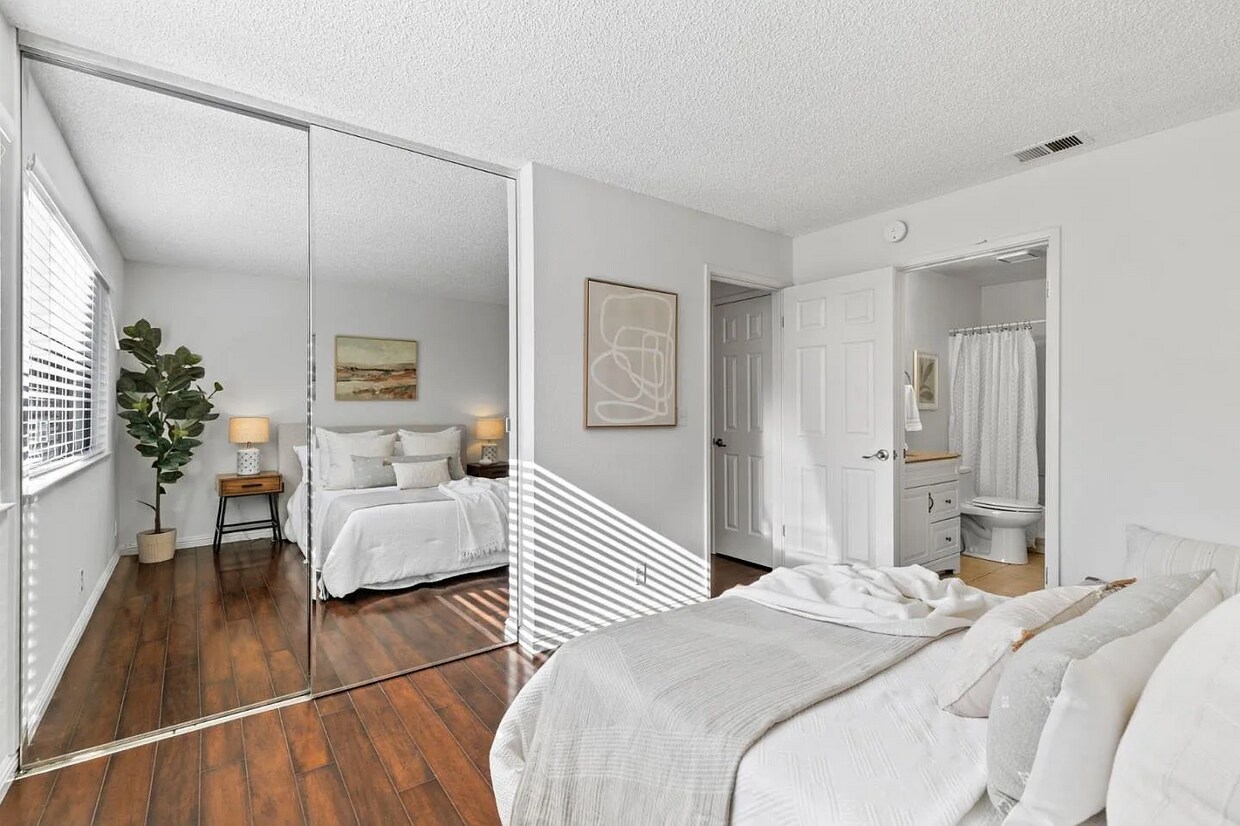 Foto principal - Welcome to this charming, downstairs unit ...