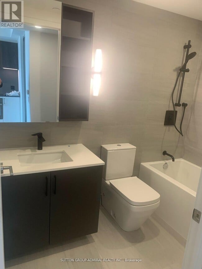 Building Photo - 689 The Queensway