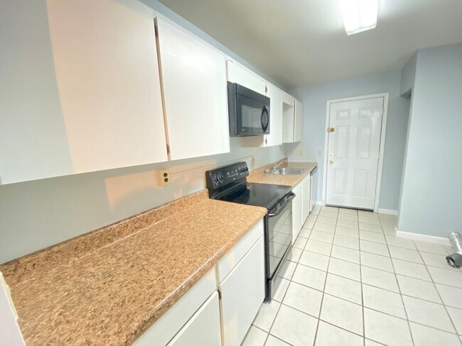Building Photo - Just reduced!!! Ready to move in!! 3/2 Con...