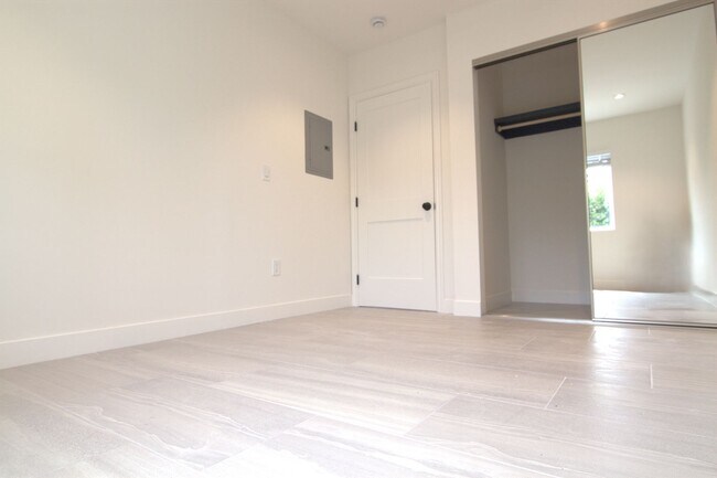 Building Photo - 216 Harding Ave