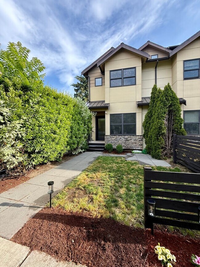 Building Photo - Fabulous Queen Anne Home with LOTS of EXTRAS!