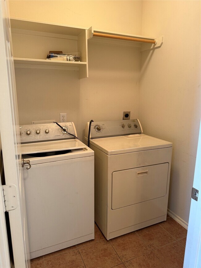 Foto del edificio - 8835 Old Maple Ln