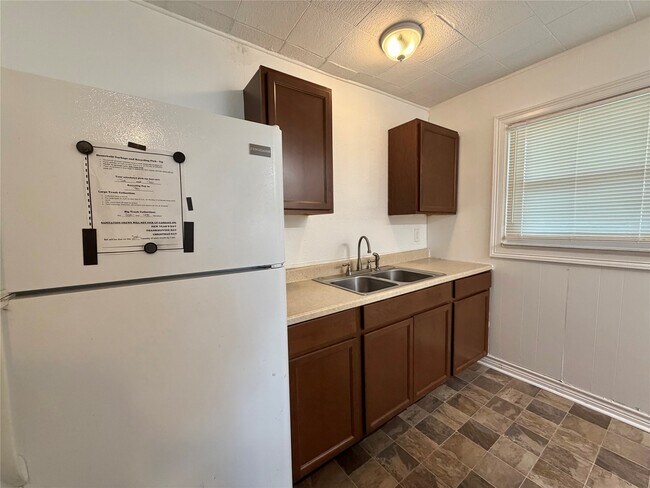 Building Photo - 234 Jasmine St