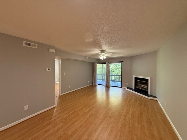 Building Photo - Condo in Lake Vista