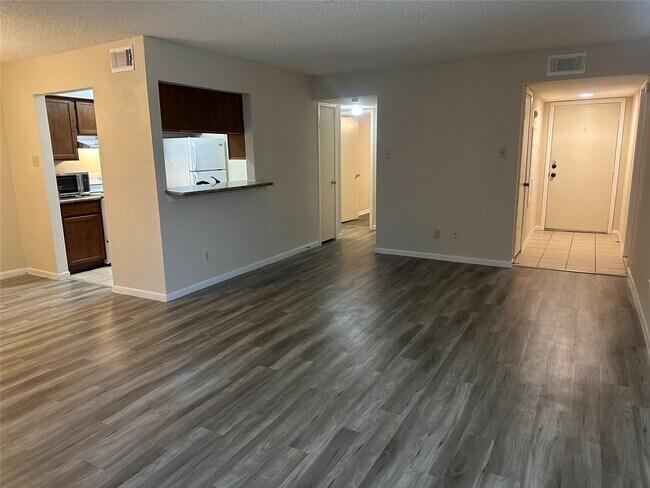 Foto del edificio - 17401 Red Oak Dr