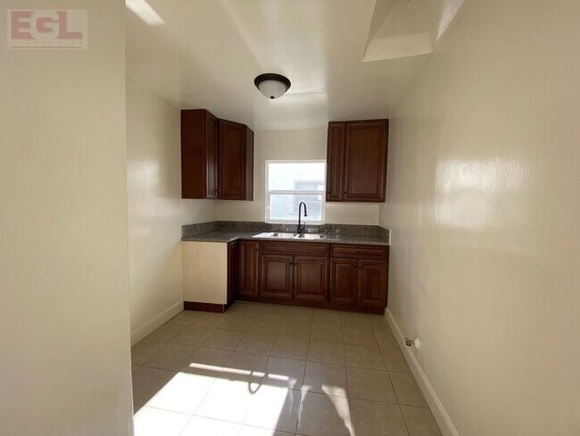 Building Photo - 834 4/5-835 N Martel Ave