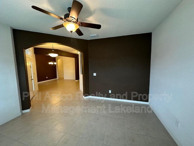 Building Photo - 2009 Country Aire Loop