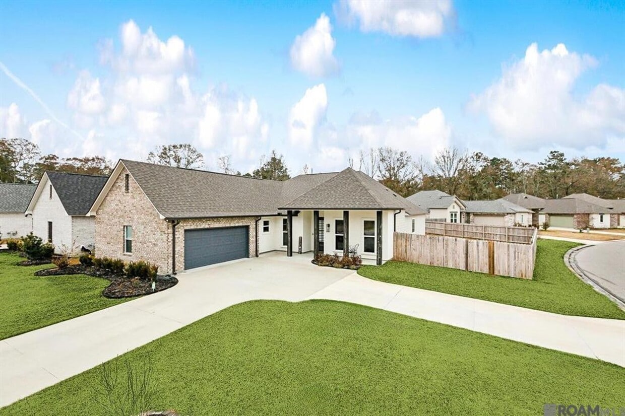Primary Photo - Exquisite 5-Bedroom Home in Denham Springs...